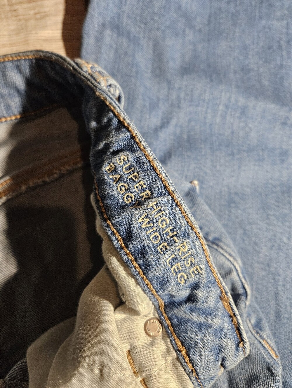 American Eagle Super High Rise Baggy Wide Leg Cargo Jean's - Picture 4 of 9